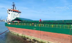Kastamonu’da karaya oturan gemideki 50 ton yakıt tahliye ediliyor