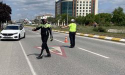 Asker eğlencesi için trafiği durduran 3 kişiye 6 bin 965 lira ceza
