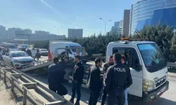 İstanbul'da döviz bürosu çalışanının aracına çarpıp 6 milyon lirayı gasbettiler 