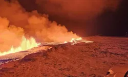 İzlanda'nın Reykjanes yarımadasında yanardağ patladı