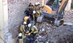 Kadıköy'de bir bina çöktü: Enkaz altında kalan işçi kurtarıldı