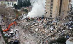 Kahramanmaraş'ta ağır hasarlı binaların yıkımı devam ediyor