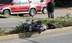 Antalya'da motosikletli genç kaza yapınca yola savruldu ve kamyon çarptı