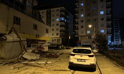 Rize'de şiddetli rüzgar çatıları uçurdu: Evlerde ve araçlarda hasar oluştu