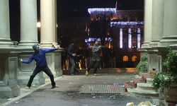 Sırbistan seçimlerinde usulsüzlük iddiaları: Belgrad belediye binasına girmeye çalışan protestoculara müdahale edildi