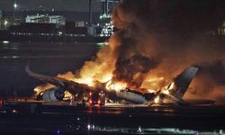 Japonya'nın başkenti Tokyo'da pistte iki uçak çarpıştı; 6 mürettebattan 5'i öldü