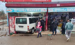 Diyarbakır'da minibüs markete girdi: 5 öğrenci yaralandı