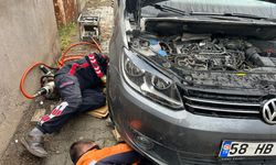 Otomobilin motoruna sıkışan kediyi itfaiye kurtardı