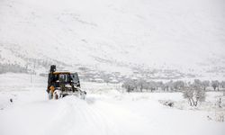 Elazığ'da yoğun kar nedeniyle 17 yol ulaşıma kapandı