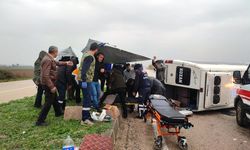 Adana'da yolcu minibüsü devrildi: 8 yaralı