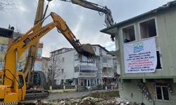 Büyükçekmece’de deprem riskli 8 blokluk sitenin yıkımı başladı