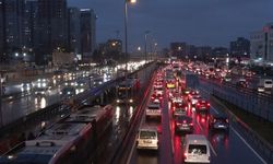 İstanbul'da yağışlı havanın da etkisiyle trafik yoğunluğu oluştu 