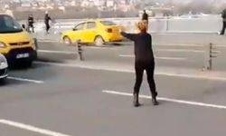 Yavru kediyi kurtarmak için trafiği durdurdu