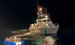 Yunan botunun kaçak göçmenleri batırmaya çalışması kamerada; Türk Sahil Güvenlik yetişti