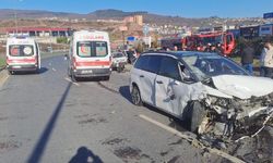 Zonguldak'ta iki otomobilin çarpıştığı kaza kamerada: 1 ölü, 5 yaralı