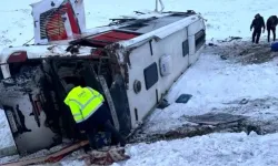 Ağrı'da İranlı yolcuları taşıyan otobüs devrildi: 10 kişi yaralandı