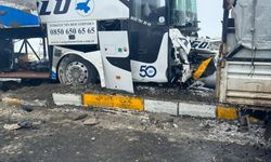 Ağrı'da yolcu otobüsü ile kamyonet kazaya karıştı: 11 kişi yaralandı