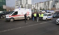 Diyarbakır'da hafif ticari aracın çarptığı yaya hayatını kaybederken araçtaki 3 kişi yaralandı