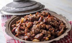 Belediyenin dağıttığı kavurmadan yarış atı çipi çıktı: Kesip  vatandaşa yedirmişler