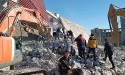 Kahramanmaraş'ta ağır hasarlı bina yıkım anında iş makinesinin üzerine çöktü: Operatör enkaz altında