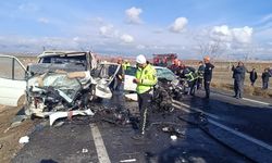 Niğde'de kamyonet ile otomobil çarpıştı; 1 ölü, 2 yaralı