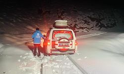Hakkari'de yolu kardan kapanan köydeki hastanın yardımına ekipler yetişti
