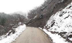 Karabük'te heyelan nedeniyle köy yolu ulaşıma kapandı