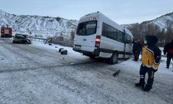 Sivas'ta yolcu minibüsü ile hafif ticari araç çarpıştı: 20 kişi yaralandı