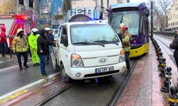 Beyoğlu'nda tramvay kamyonete çarptı: 1 yaralı