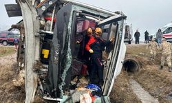 Van'da yolcu midibüsü devrildi: 7'si çocuk 27 yaralı