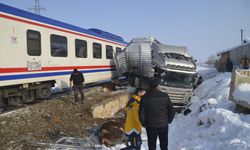Muş'ta yolcu treni tıra çarptı: 2 ölü, 2 yaralı