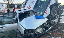 Sivas'ta ambulans ile otomobil çarpıştı: 2'si sağlık personeli 3 yaralı