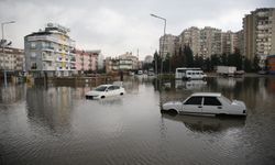 Bursa’da sel: 600'ün üzerinde ihbar yapıldı, suya kapılan 5 araç zarar gördü