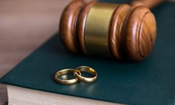 Boşanma davasında cimri koca 'tam kusurlu' bulundu; tazminat ödeyecek