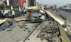 Çekmeköy'de otomobil durağa daldı; 4 yaralı