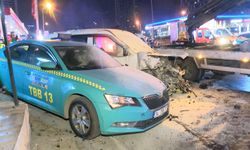 Kartal'da bariyerlere vuran hafif ticari araç taksiye çarptı: 1'i ağır 4 yaralı