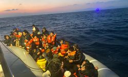 İzmir açıklarında mahsur kalan 57'si çocuk, 159 göçmen kurtarıldı