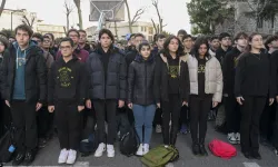 İstanbul'daki okullarda 6 Şubat depremlerinde hayatını kaybedenler için saygı duruşunda bulunuldu