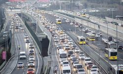 İstanbul'da haftanın dördüncü iş günü trafik yoğunluğu yaşanıyor