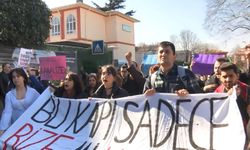 Öğrenciler, İstanbul Üniversitesinin halka açılmasını protesto etti