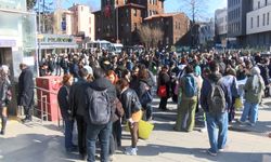 İstanbul Üniversitesinin halka açılmasını protesto eden öğrencilere polis müdahalesi