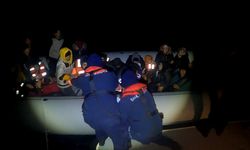 İzmir açıklarında 65 düzensiz göçmen yakalandı, 30 düzensiz göçmen kurtarıldı