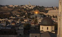 Kudüs'te 2 Yahudi, başrahibe tükürerek ırkçı saldırı gerçekleştirdi