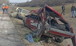 Ankara Nallıhan'da iki otomobil kafa kafaya çarpıştı