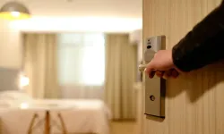 İki erkeğe oda vermeyen otele para cezası