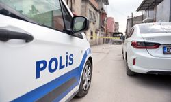Tartıştığı kızını sokak ortasında bıçaklayıp, ağır yaraladı