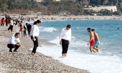 Antalya'da sıcak hava etkili oldu: Sahile akın edenler denize girdi