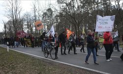 Almanya'da Tesla'nın giga fabrikasının genişleme planı protesto edildi