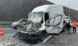 Anadolu Otoyolu'nda tıra çarpan minibüsün sürücüsü ağır yaralandı