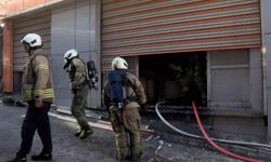 Bayrampaşa'da ham madde deposunda yangın: 19 kişiyi itfaiye kurtardı